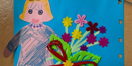 Powiększ grafikę: Praca Heleny, dziewczynka z bukietem kwiatów.