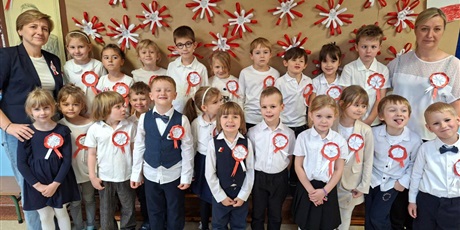 Powiększ grafikę: Zdjęcie przedstawiające przedszkolaków podczas obchodów 107 rocznicy Odzyskania Niepodległości