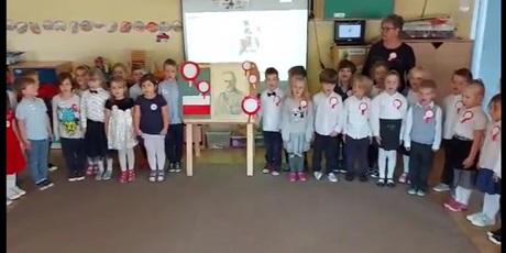 Powiększ grafikę: Przedszkolaki śpiewające hymn
