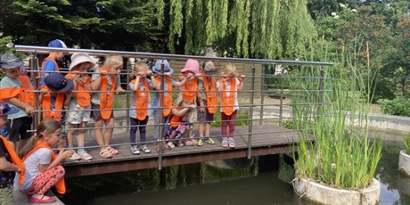 Powiększ grafikę: Zdjęcie dzieci nad oczkiem wodnym w Ogrodzie Botanicznym.